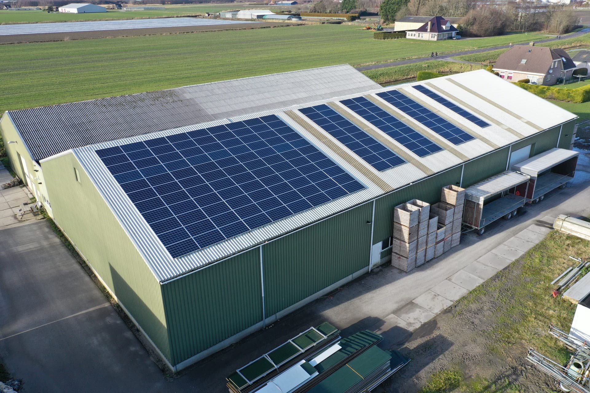 Gereinigte Photovoltaik-Module auf einem Hausdach