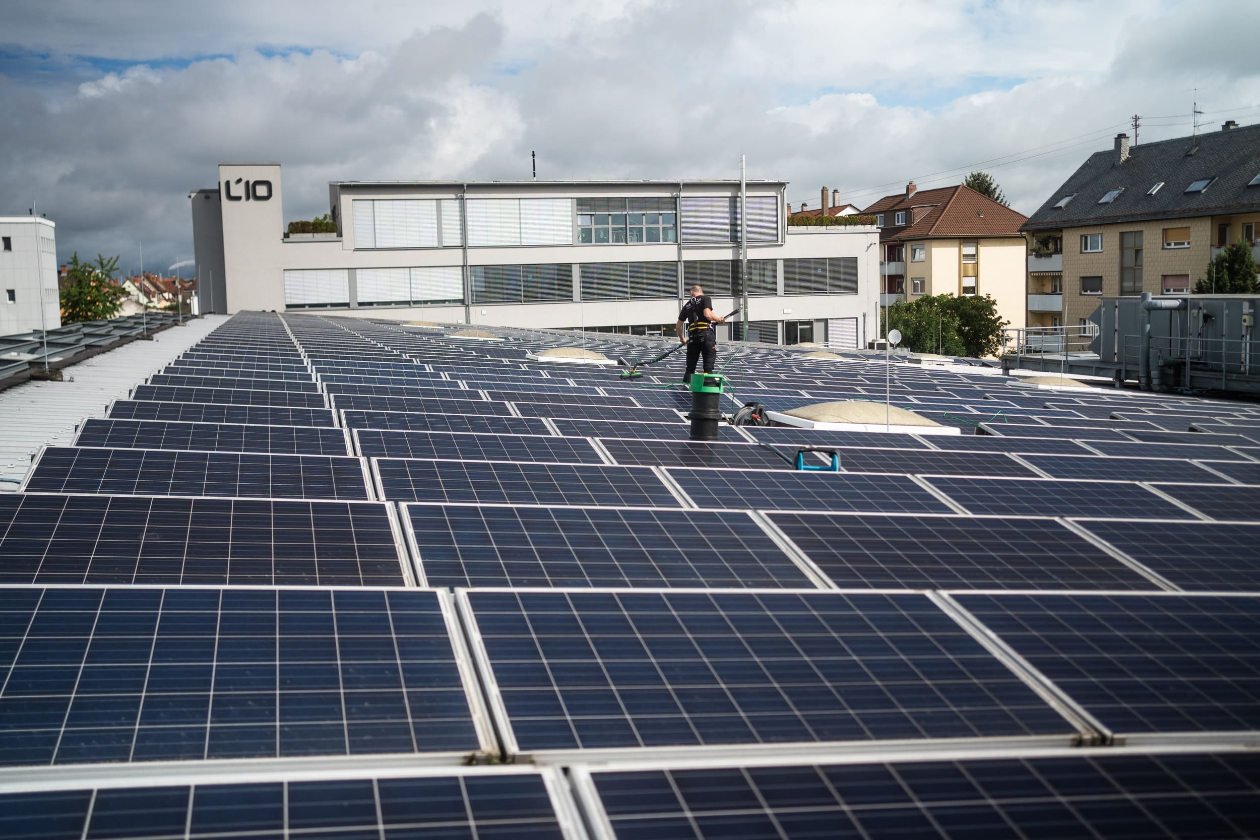 Mitarbeiter von Meteor Nofer beim Reinigen der Solarmodule