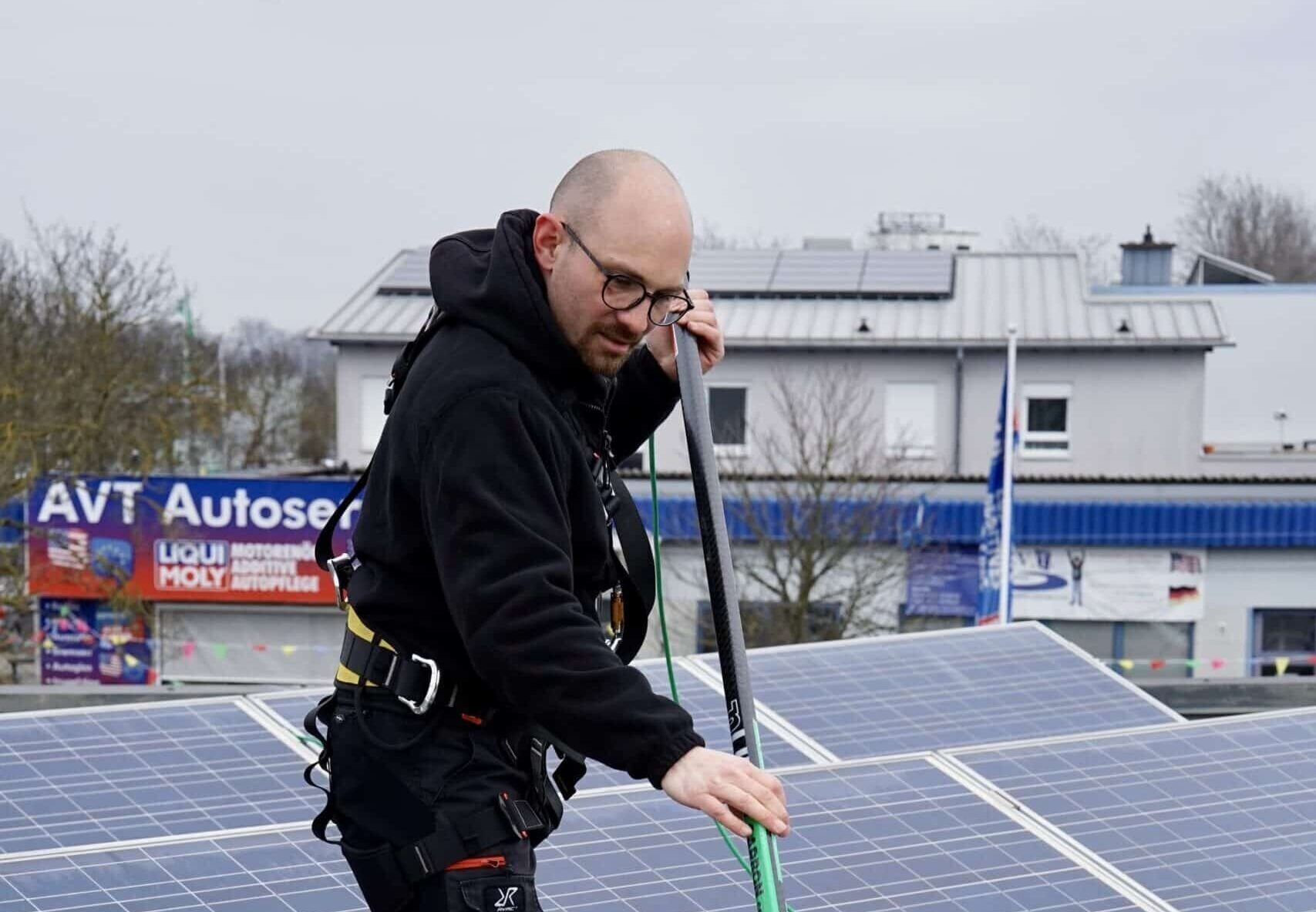 Reinigung einer Photovoltaik-Anlage auf einem Dach in der Region Karlsruhe