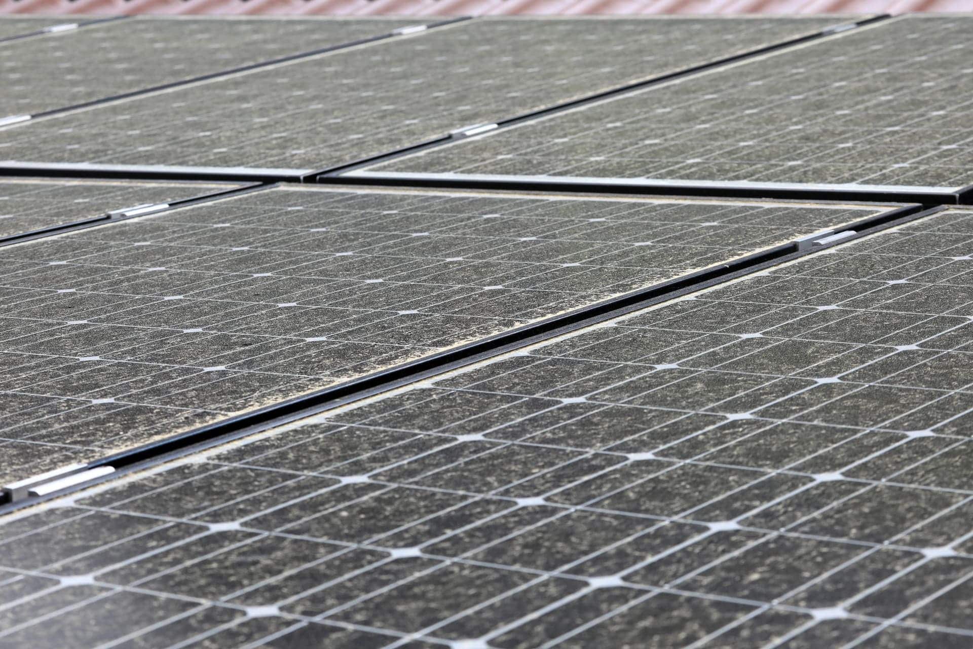 Verschmutzte Photovoltaikanlage auf einem Dach